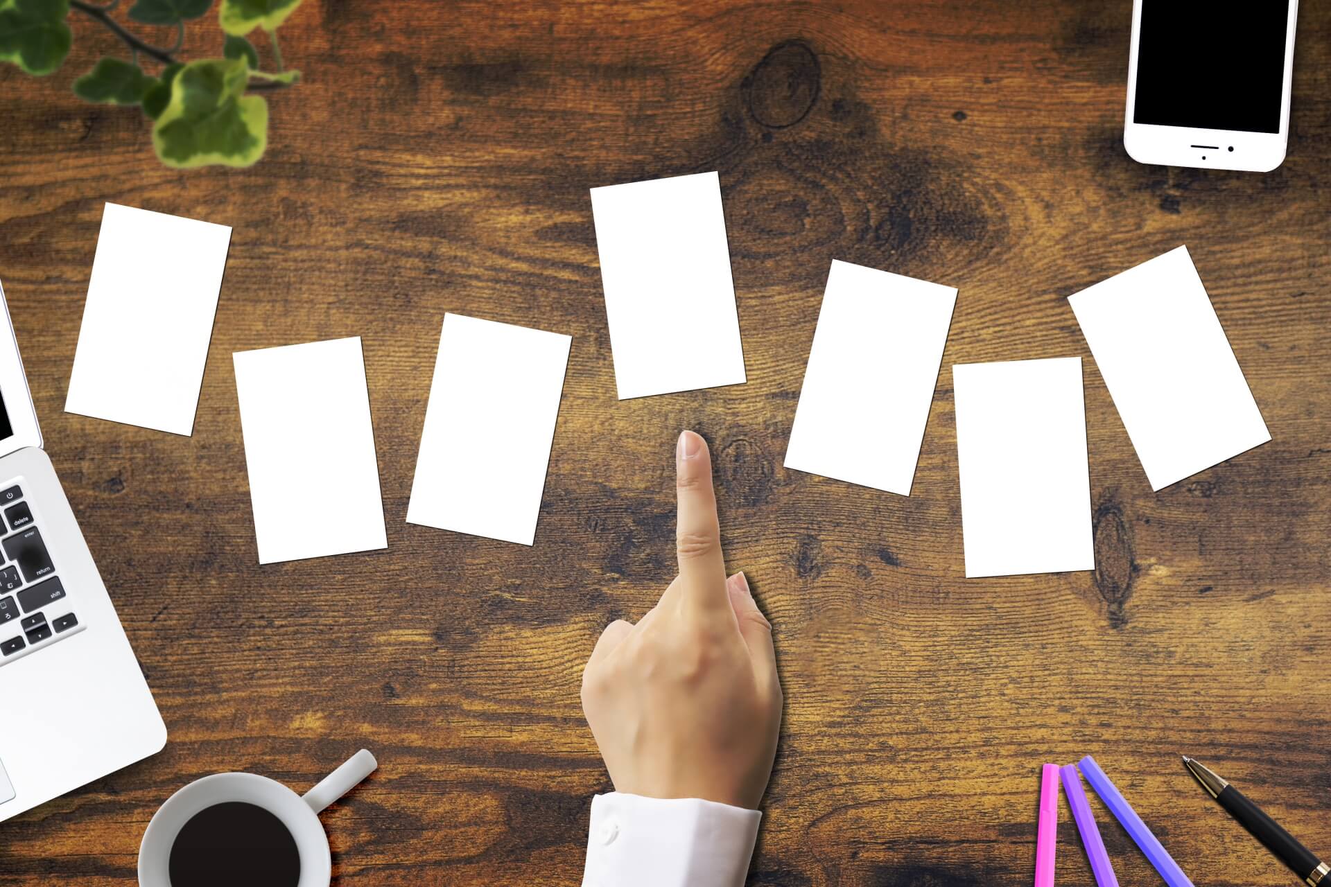 選択をする男性の手