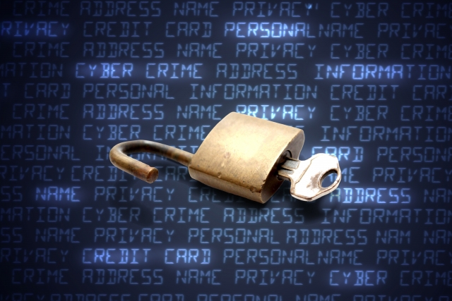 パソコンのセキュリティを表す文字列と開いた南京錠