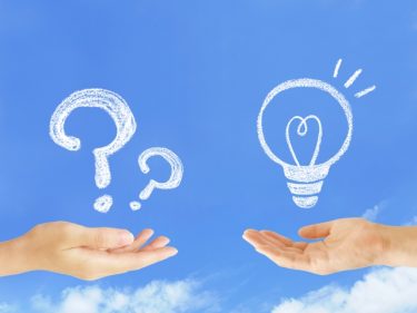 クエスチョンマークとひらめきを表す電球のマーク