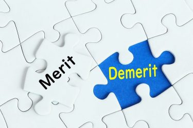 メリットとデメリットの文字が書かれたパズルのピース