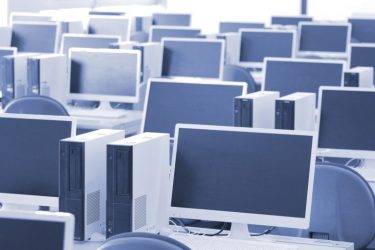 デスクに置かれたたくさんのパソコン