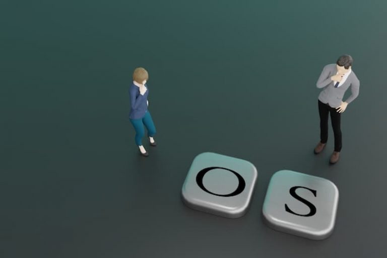 OSの文字と人形